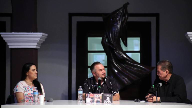 En el evento participan la cantante María Inés Amézquita, el tenor Ricardo Rodríguez, como moderador y Feliciano Castro.
