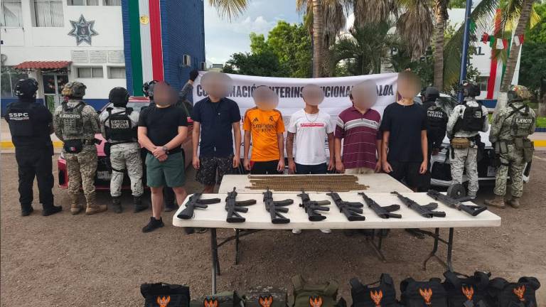 Elementos de seguridad detuvieron a ocho hombres tras un operativo en la privada Altana, en Culiacán, dos de los cuales resultaron heridos y fueron trasladados a un hospital.