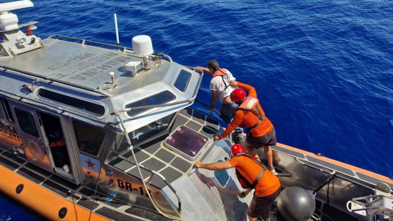 Personal de la Secretaría de Marina realizó maniobras de rescate para poner a salvo a tripulantes en peligro en las inmediaciones de Mazatlán.