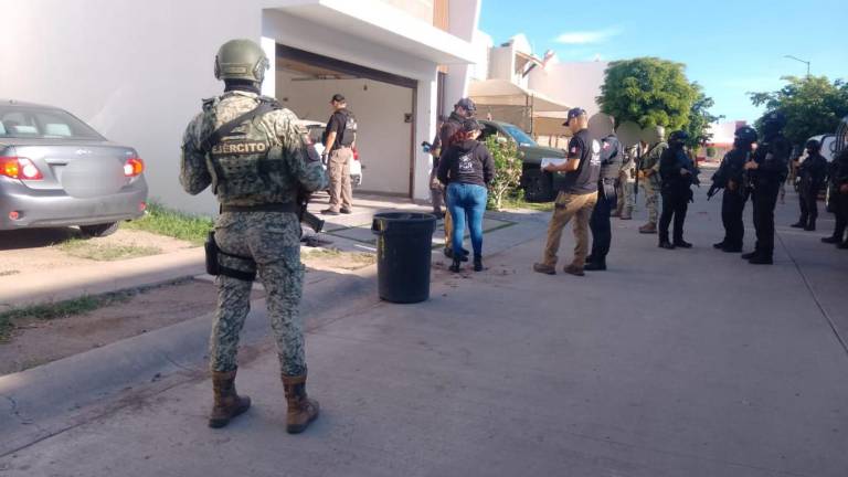 Autoridades federales y estatales aseguraron armas de alto calibre y vehículos robados durante un cateo en Culiacán.