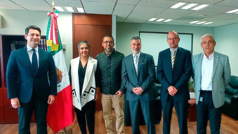 Javier Gaxiola Coppel, con funcionarios de Pemex y de Gas y Petroquímica de Occidente.