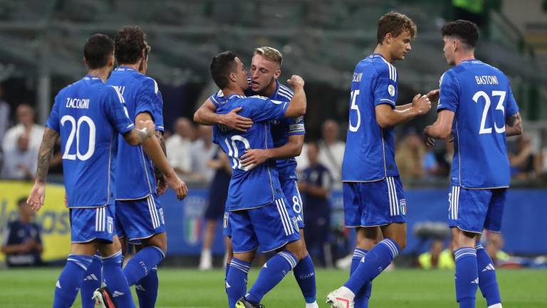 Davide Frattesi (8) es felicitado por Giacomo Raspadori tras anotar uno de sus dos goles ante Ucrania.