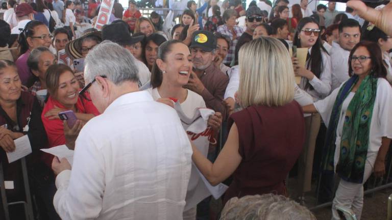 Claudia Sheinbaum fue recibida por el Gobernador Rubén Rocha Moya, y la Presidenta Municipal, Estrella Palacios Domínguez.