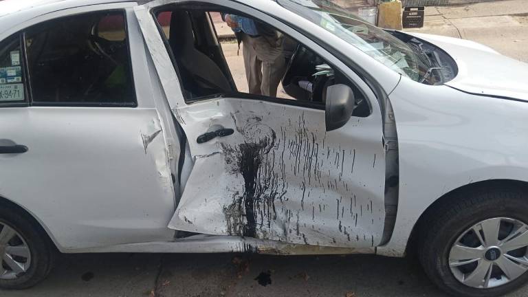 Impacto que registró el automóvil de parte de una motocicleta.