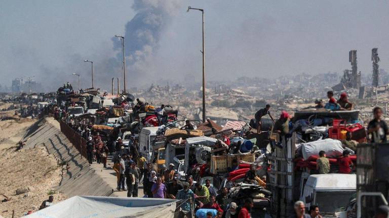 Palestinos desplazados, que huyen del norte de Gaza, se desplazan hacia el sur.