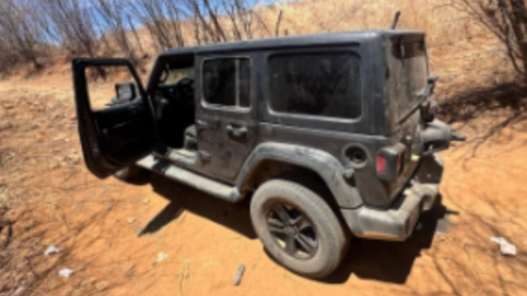 En la comunidad de San Lorenzo se registró el aseguramiento de una camioneta Jeep Rubicon, de modelo reciente y la cual se encontró con armamento en su interior.