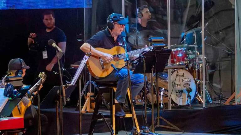 Con su inseparable guitarra, Silvio puso a cantar a un público que abarrotó los 88 escalones de la monumental entrada de la Colina Universitaria de La Habana.
