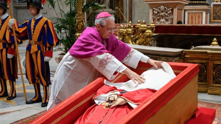 Ceremonia en la que cierran el féretro del Papa Francisco.