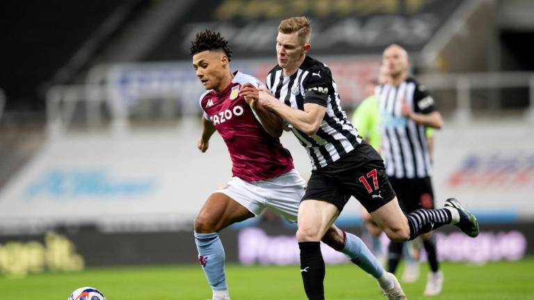 Newcastle y Aston Villa empatan a un gol.