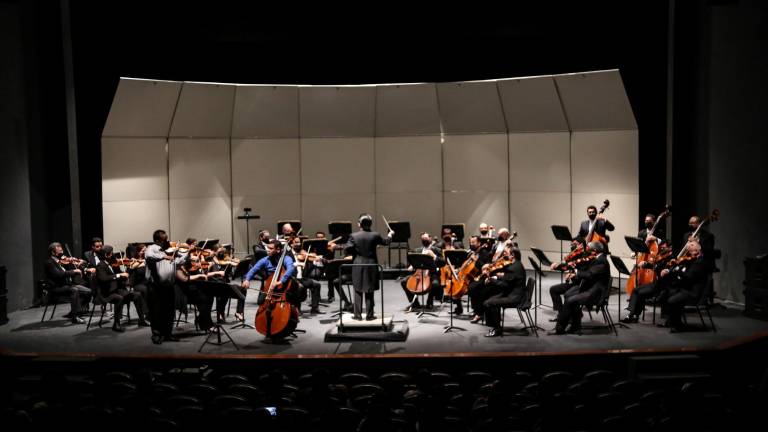 Aplauden a Jacob Tapia como director huésped de la OSSLA en memorable concierto