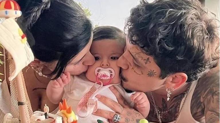 Cazzu y Nodal con su hija Inti.
