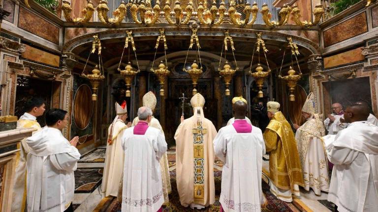 León XIV llevó a cabo una oración ante la tumba del Apóstol San Pedro.