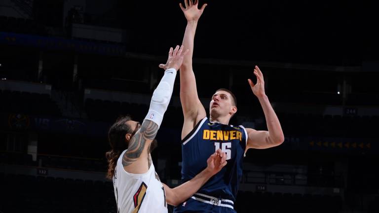 Nikola Jokic logró un gran juego ofensivo, pero los Nuggets cayeron.