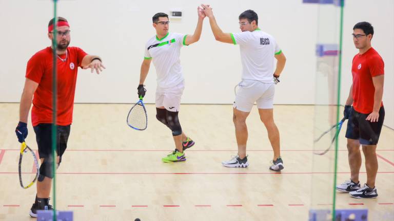 Javier Mar y Rodrigo Montoya celebran tras conseguir el metal dorado en rácquetbol.