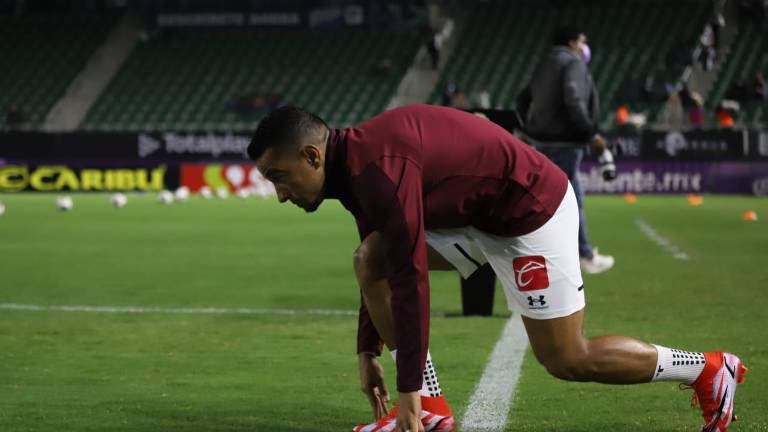 Camilo Sanvezzo en el calentamiento del Toluca.