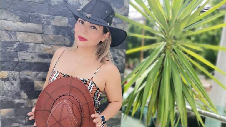 La empresaria Sui Len Ferrer creadora de su propia línea de sombreros personalizados.