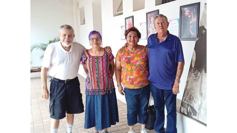Enrique Hubbard Urrea (izquierda) durante su recorrido por el Museo de Historia Regional en El Rosario.