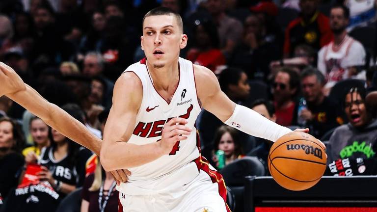 Tyler Herro encestó 30 puntos.