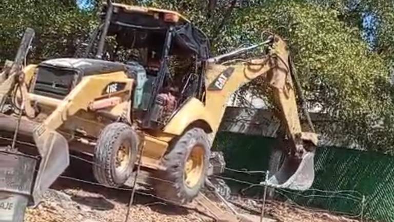 Los residentes de Santa Fe Cluster documentaron como una máquina retroexcavadora entró al área, tumbando una construcción que había en el lugar.