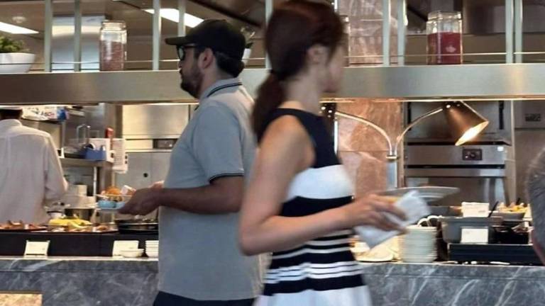El periodista Claudio Ochoa Huerta publicó imágenes, en su cuenta de la red social X, de “Andy” desayunando en el hotel Okura.