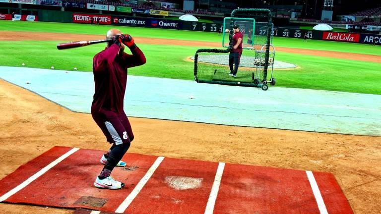 Tomateros de Culiacán se mantiene en ritmo con sesiones de entrenamientos por la tarde-noche en su estadio.