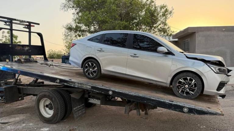 En un operativo derivado por un reporte al 911, elementos de la PEP aseguraron un vehículo, armas y ponchallantas.