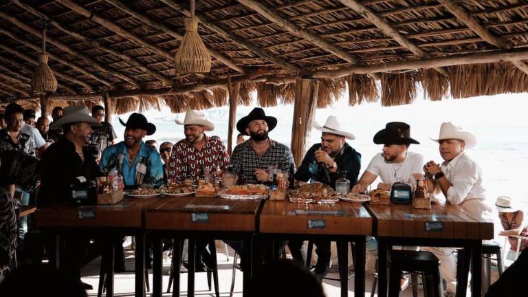 ‘El Mimoso’ acompañado de figuras del regional mexicano en el lanzamiento de Desde la playa Vol. 2.