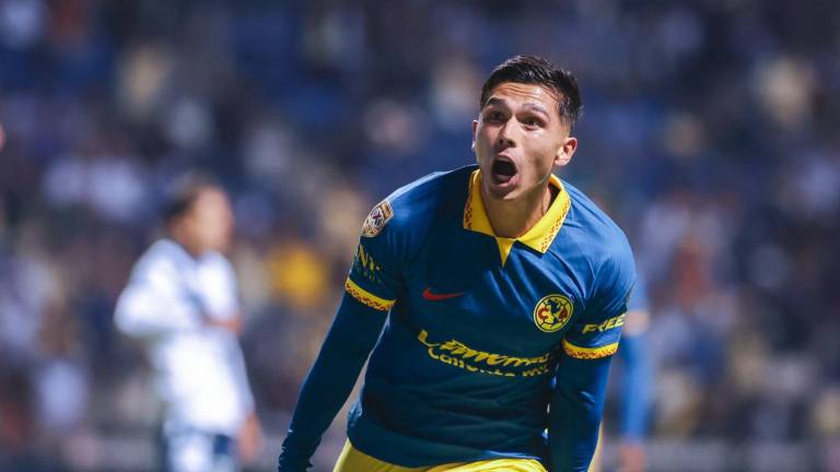 Chava Reyes marca doblete por las Águilas.