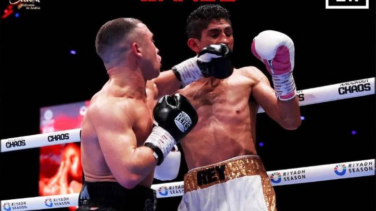 Nick Ball conecta sobre Rey Vargas.