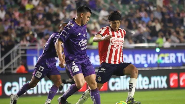 Facundo Almada disputa el balón con el sinaloense Erick Gutiérrez.