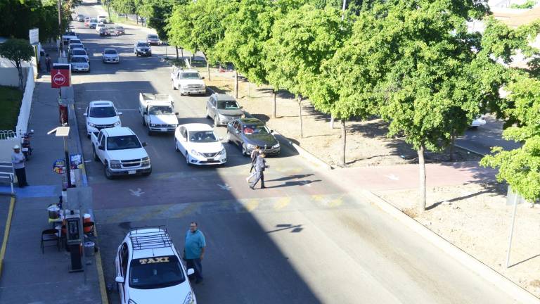En el bulevar Enrique Cabrera se retiró un puente anti-peatonal y ahora se hace uso de pasos a pie de banqueta.