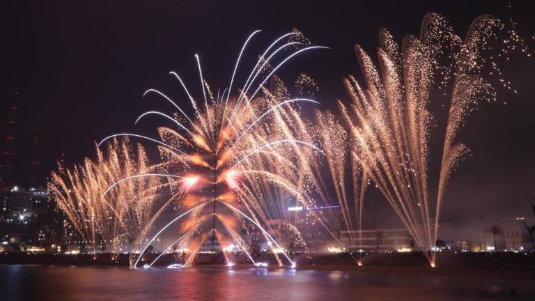 El Combate Naval iluminó el cielo de Mazatlán con fuegos artificiales la noche de este sábado.