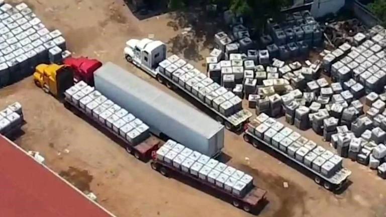 Autoridades aseguraron combustible ilegal almacenado en un predio de la ranchería Plátano y Cacao, en Tabasco.