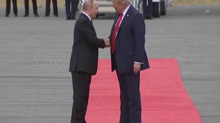 Vladimir Putin y Donald Trump se encuentran en Alaska.