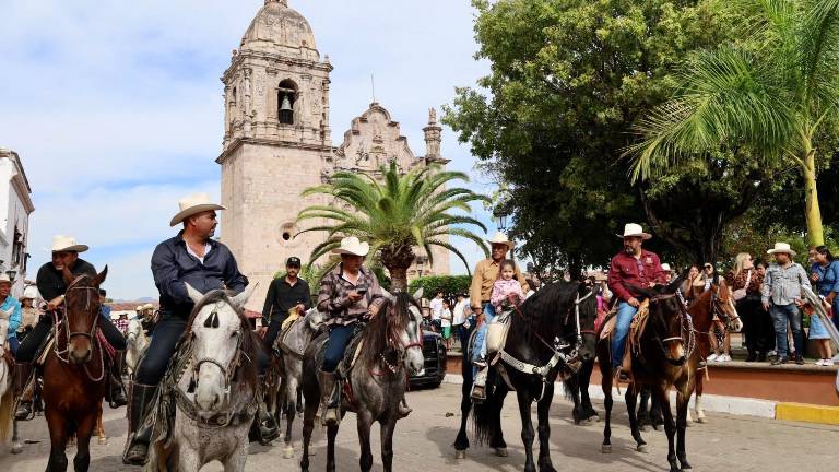 La cabalgata reunió a decenas de cabalgantes.