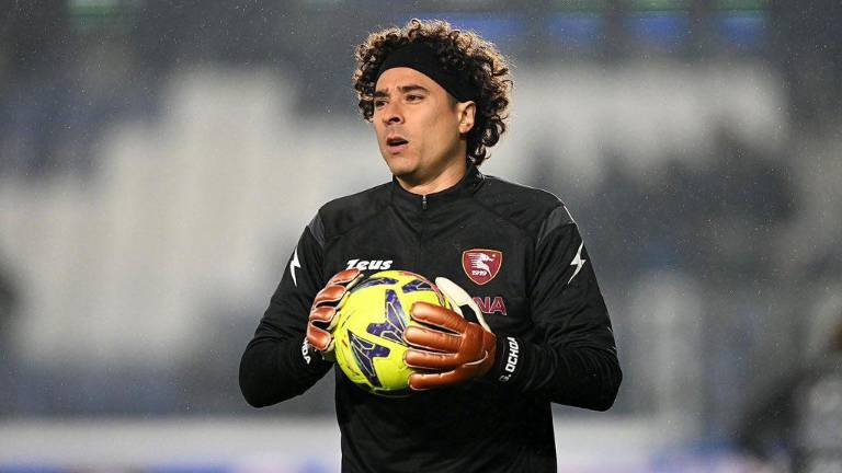 Memo Ochoa sufre con el Salernitana.