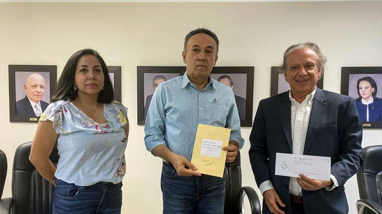 Juan Salvador Avilés durante la apertura de las plicas con los nombres de los ganadores del Premio Gilberto Owen.