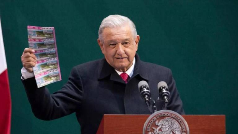 El Presidente Andrés Manuel López Obrador presentó el boleto, que costará 250 pesos, para el gran sorteo especial.
