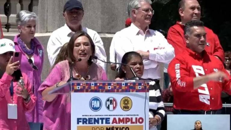 Xóchitl Gálvez Ruiz recibe la constancia de coordinadora de trabajos rumbo a las elecciones presidenciales de 2024.