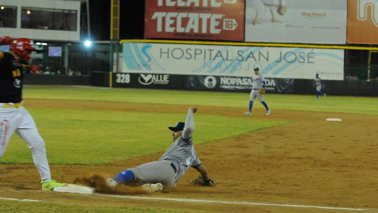 Efrén Navarro se desliza en la primera base para alcanzar el out para Yaquis.