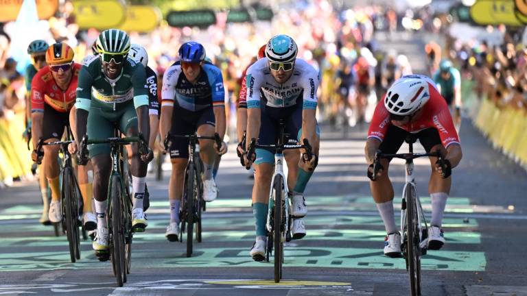 Dylan Groenewegen se impone en el sprint.