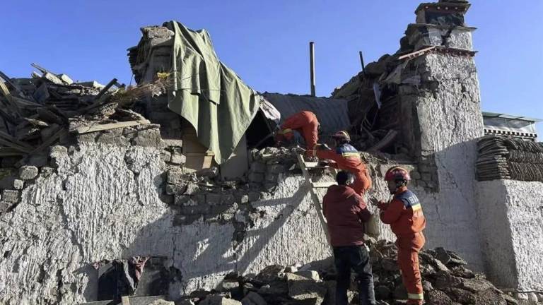 Un sismo de magnitud 6.8 dejó al menos 95 muertos en la zona china del Tíbet.