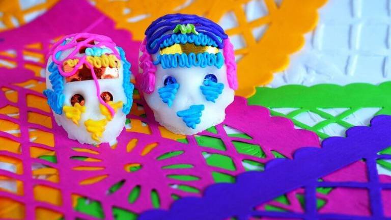 El propósito del taller es conservar y difundir la manera tradicional de elaborar las figuras de papel picado alusivas al Día de Muertos.
