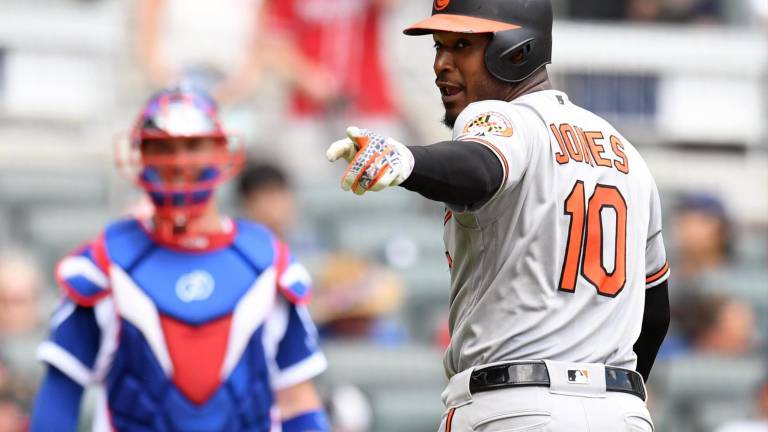 Adam Jones regresa a los Orioles, pero ahora como asesor del club.