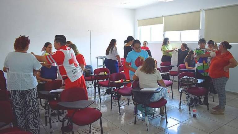 El curso de auxiliar de enfermería de Cruz Roja capacita a los alumnos para brindar atención básica a pacientes.