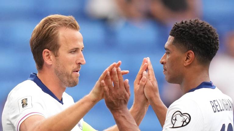 Harry Kane festeja su gol con Jude Bellingham.