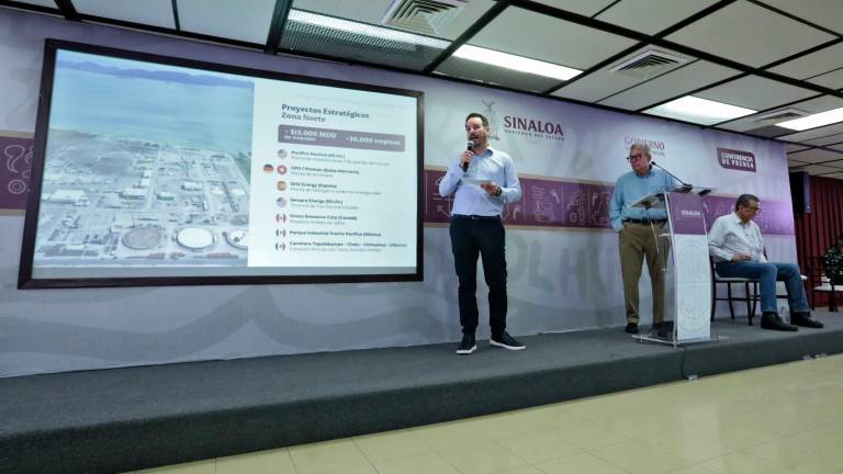 El Secretario de Economía Ricardo Velarde Cárdenas junto con el Gobernador Rubén Rocha Moya explica el alcalde de que Topolobampo sea declarado un Polo de Desarrollo.