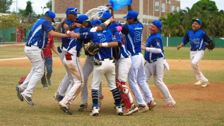 Dodgers El Tiro de Mazatlán celebra la obtención del título.
