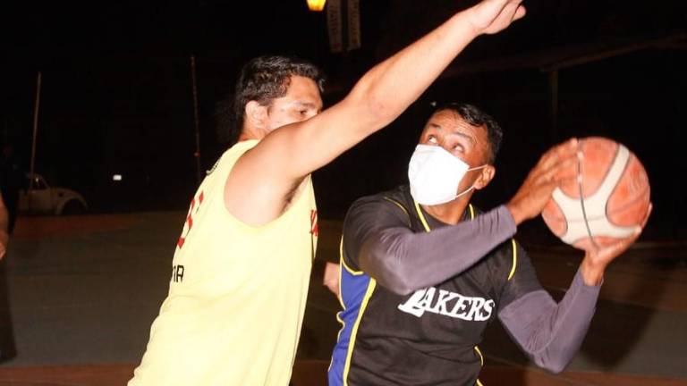 Cada vez más las emociones suben de intensidad en el Torneo de Baloncesto, en la cancha Burócrata.