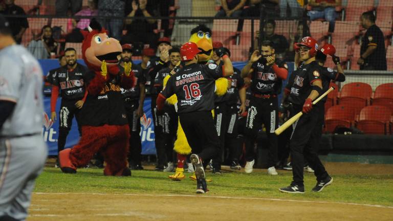 Mayos inició con el pie derecho su serie ante Águilas en el Manuel “Ciclón” Echeverría.